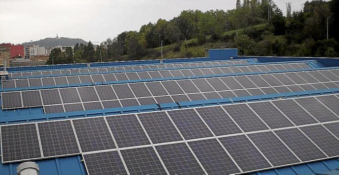 Un tejado cubierto con placas solares fotovoltaicas. Foto: N.G.