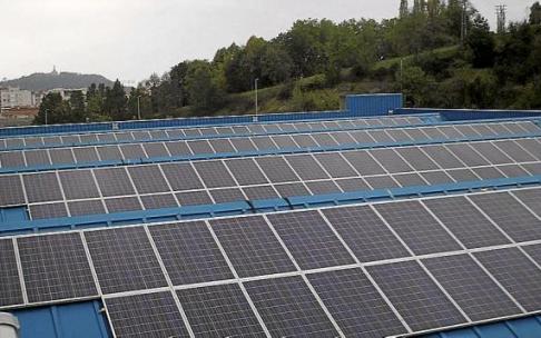 Un tejado cubierto con placas solares fotovoltaicas. Foto: N.G.