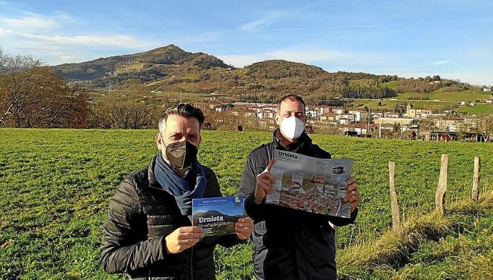 El edil David Rosco y el alcalde, Jorge Segurado, presentan el mapa en el rico entorno natural. Foto: N.G.