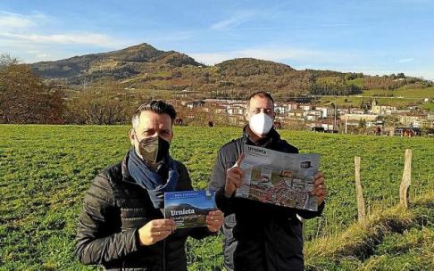El edil David Rosco y el alcalde, Jorge Segurado, presentan el mapa en el rico entorno natural. Foto: N.G. El edil David Rosco y el alcalde, Jorge Segurado, presentan el mapa en el rico entorno natural. Foto: N.G.