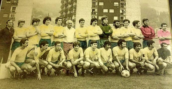 Joseba Apaolaza, de pie el quinto por la izquierda, en sus tiempos de futbolista del Urola. Foto: N.G.