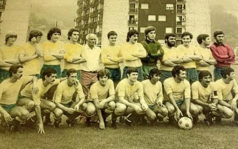 Joseba Apaolaza, de pie el quinto por la izquierda, en sus tiempos de futbolista del Urola. Foto: N.G.