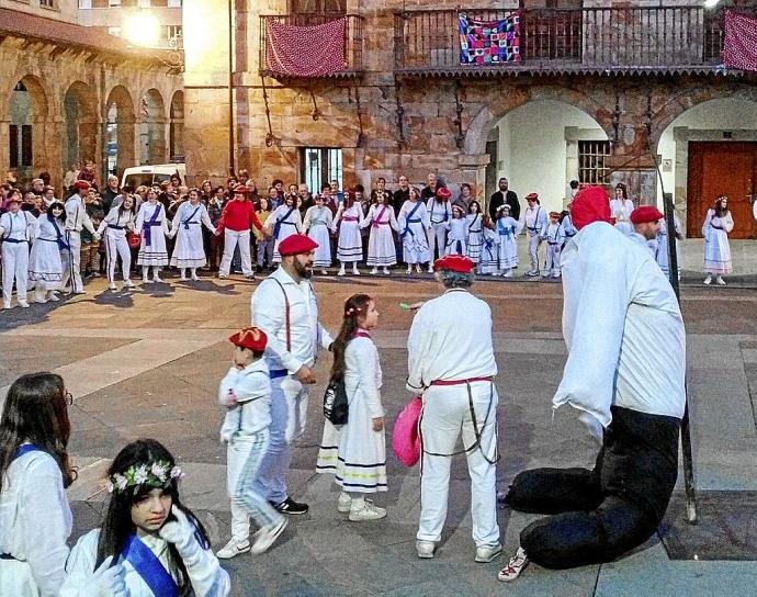 La quema de Lintx, que pone punto y final al Carnaval de Legazpi. Foto: N.G.