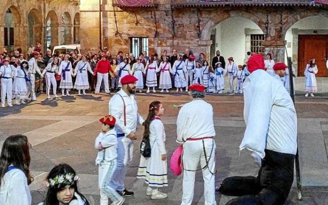 La quema de Lintx, que pone punto y final al Carnaval de Legazpi. Foto: N.G.
