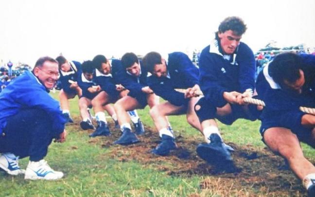 Urretxu eta Zumarragako sokatira tiratzaile talde bat 90ko hamarkada hasieran.