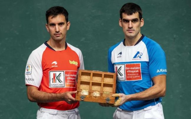 Urrutikoetxea y Ezkurdia, con las pelotas que eligieron este miércoles para el partido del sábado de la liguilla de cuartos del Cuatro y Medio. Urrutikoetxea y Ezkurdia, con las pelotas que eligieron este miércoles para el partido del sábado de la liguilla de cuartos del Cuatro y Medio.
