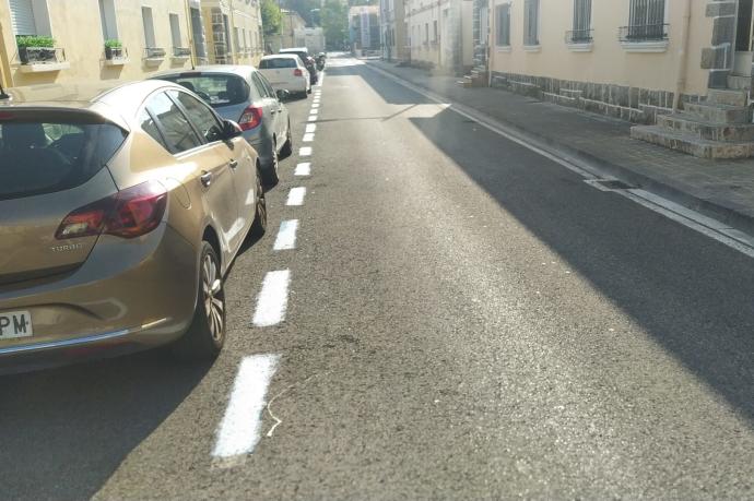 La calle Urrutia de la Txantrea con las líneas de blanco.