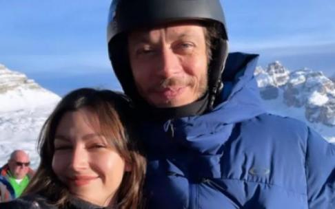 Úrsula Corberó, con Valentino Rossi, esquiando en Madonna di Campiglio (Italia). Úrsula Corberó, con Valentino Rossi, esquiando en Madonna di Campiglio (Italia).