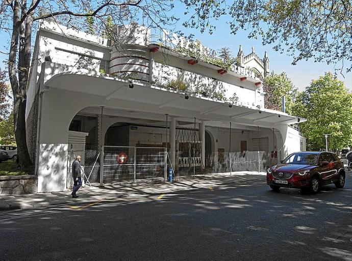 El edificio de la gasolinera Goya permanece desde hace una década sin actividad. Foto: Alex Larretxi