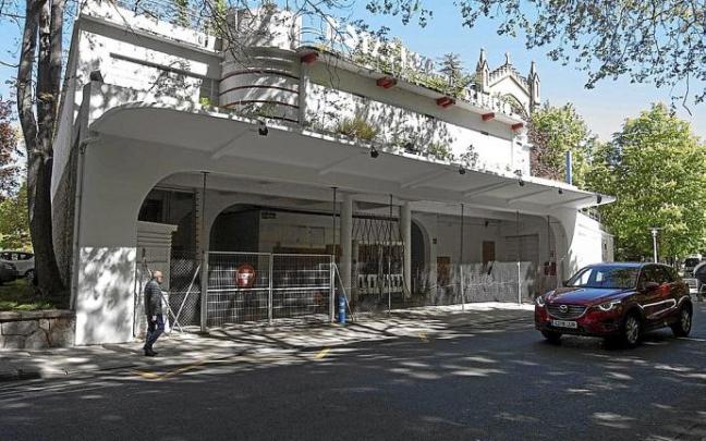 El edificio de la gasolinera Goya permanece desde hace una década sin actividad. Foto: Alex Larretxi