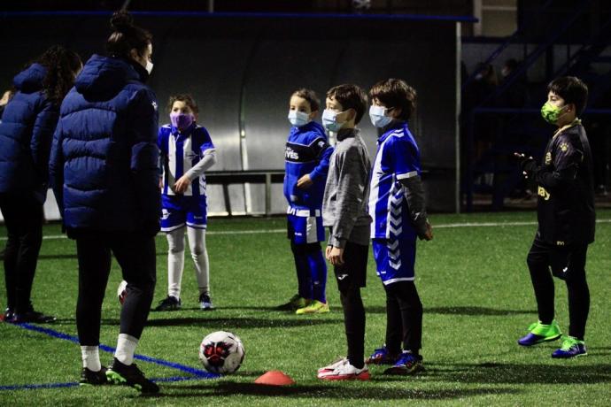 Sesión de entrenamiento a niños y niñas de entre 6 y 12 años dirigido por las jugadoras del Alavés Gloriosas.