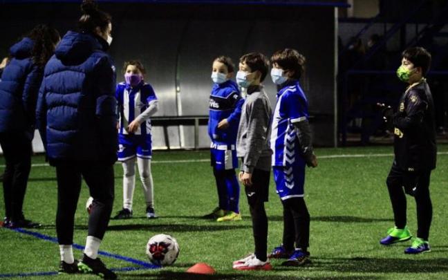 Sesión de entrenamiento a niños y niñas de entre 6 y 12 años dirigido por las jugadoras del Alavés Gloriosas.