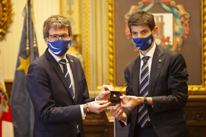 Gorka Urtaran y Alfonso Fernández de Trocóniz posan con la insignia de oro y brillantes.