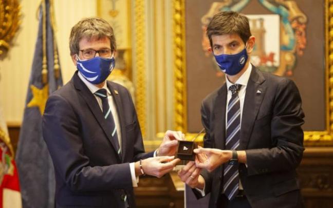 Gorka Urtaran y Alfonso Fernández de Trocóniz posan con la insignia de oro y brillantes.