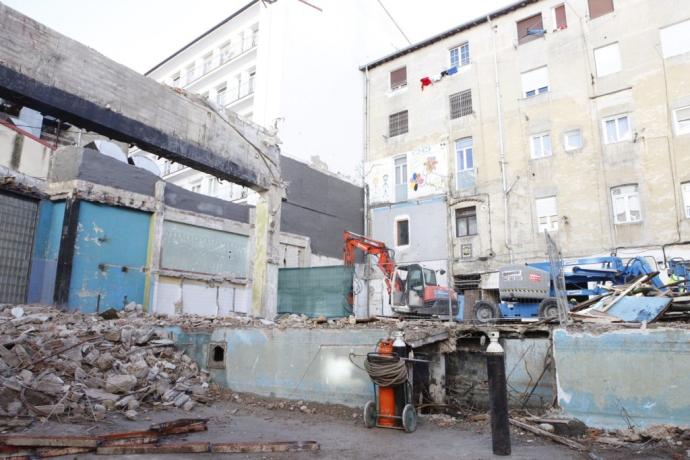 Patio interior de la manzana de Urteim y derribo de escombros en el año 2018.