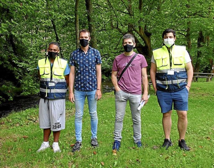 Lertxundi y Erroitzenea, junto a dos educadores en Ugaldetxo.