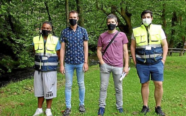 Lertxundi y Erroitzenea, junto a dos educadores en Ugaldetxo.