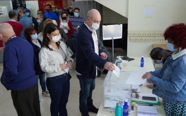 Vecinos de Usansolo depositan la papeleta en la urna. Vecinos de Usansolo depositan la papeleta en la urna.