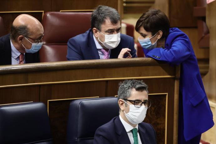 Mikel Legarda, Aitor Esteban e Isabel Rodríguez conversan en el Congreso de los Diputados