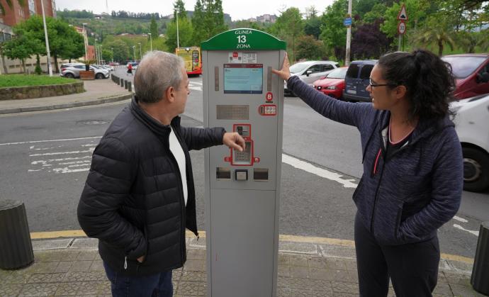 Sheila y otro usuario, en el parquímetro del cruce de las calles Abusu y Malmasin, que no funcionaba.