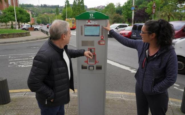 Sheila y otro usuario, en el parquímetro del cruce de las calles Abusu y Malmasin, que no funcionaba.