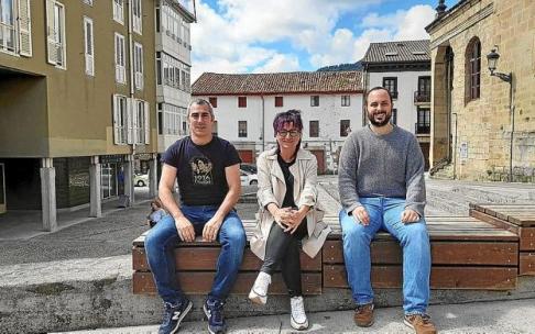 Pako Gomez, arkeologoa; Agurtzane Solaberrieta, alkatea, eta Ion Martin, Usurbil 1936ko kidea. Argazkia: N.G.