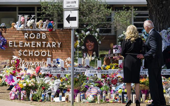 Jill y Joe Biden depositan flores en un memorial por las víctimas de Uvalde.