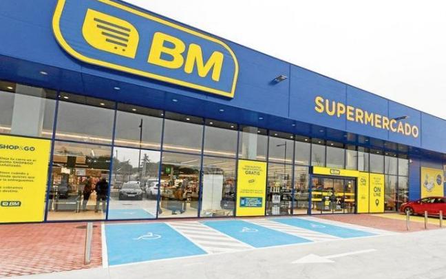 Exterior de un supermercado BM perteneciente a la red de Uvesco.