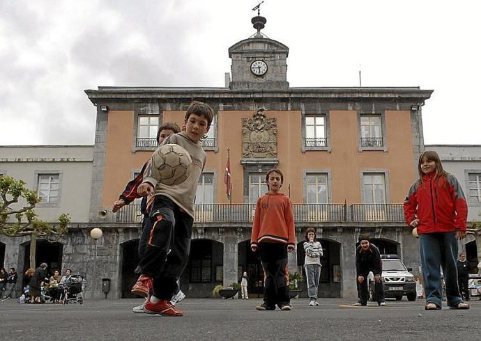 Gazteak Villabonako Errebote plazan jolasten. Argazkia: Ruben Plaza