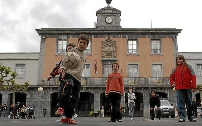 Gazteak Villabonako Errebote plazan jolasten. Argazkia: Ruben Plaza