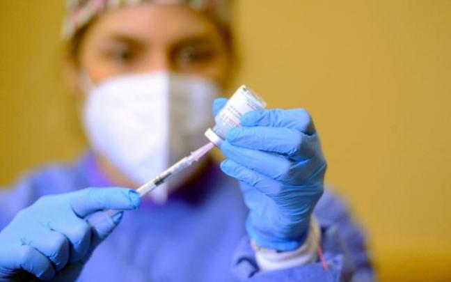 Enfermera extrayendo la dosis de la vacuna frente a la covid-19