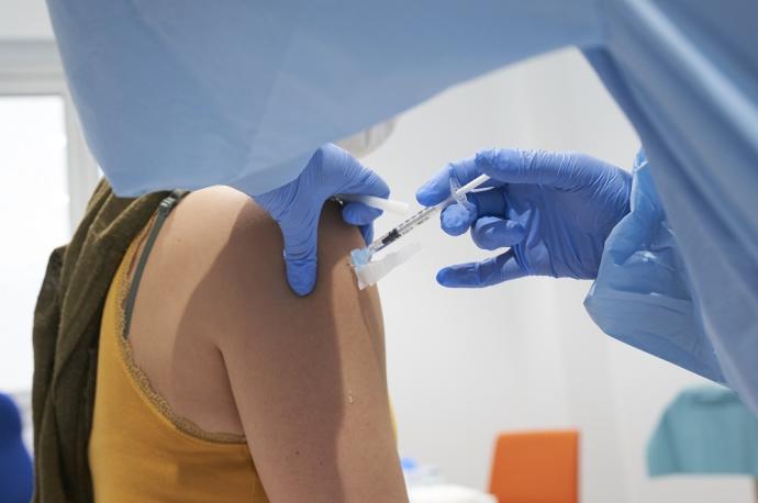 Una enfermera administra una vacuna contra la covid-19.