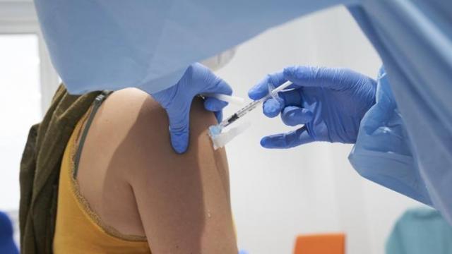 Una enfermera administra una vacuna contra la covid-19.