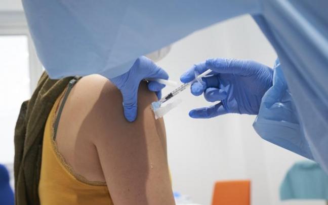 Una enfermera administra una vacuna contra la covid-19.