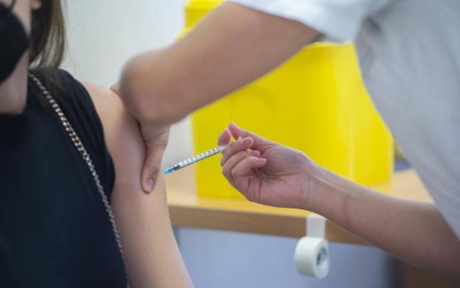 Una persona recibe la vacuna contra el coronavirus.