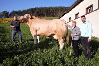 Jon Ander Zornotza, de la carnicería de Urduliz que ha comprado al animal, junto a Marieli Fano y Gorka Urrutikoetxea, del caserío Axpe de Urduliz.