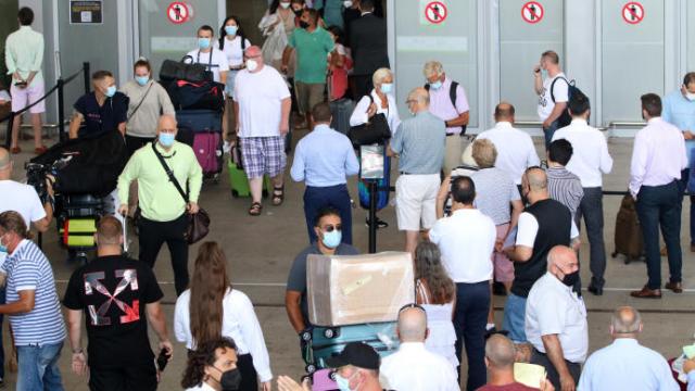 Turistas se disponen a coger un vuelo para disfrutar de sus vacaciones. Turistas se disponen a coger un vuelo para disfrutar de sus vacaciones.