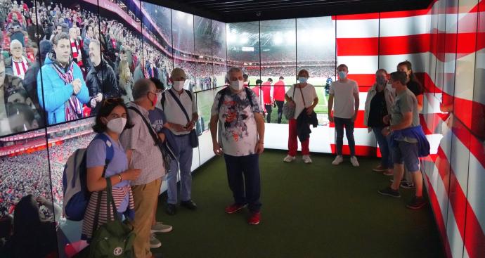 Julián, Carmen, Itziar, Josu, Jose e Iván formaron el grupo que realizó la pasada semana la visita al Museo del Athletic de la asociación Gorabide