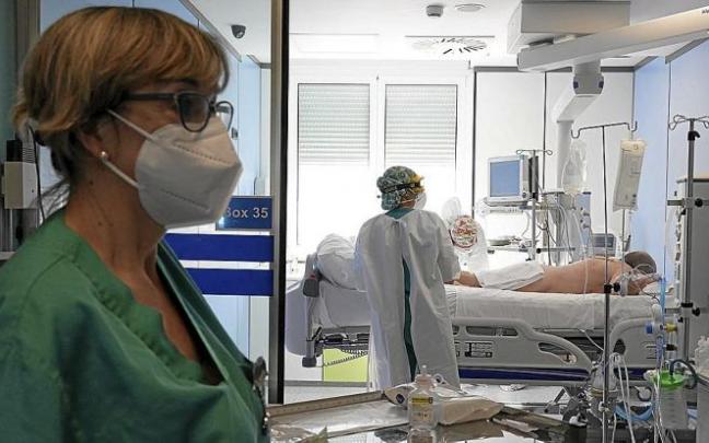Foto de archivo de la UCI del Hospital de Cruces, el pasado mes de febrero, cuando estas unidades estaban saliendo de la tercera ola. Foto: Pablo Viñas Foto de archivo de la UCI del Hospital de Cruces, el pasado mes de febrero, cuando estas unidades estaban saliendo de la tercera ola. Foto: Pablo Viñas