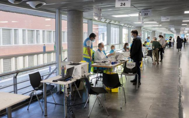 Varias personas esperan para recibir una dosis de la vacuna contra la covid.