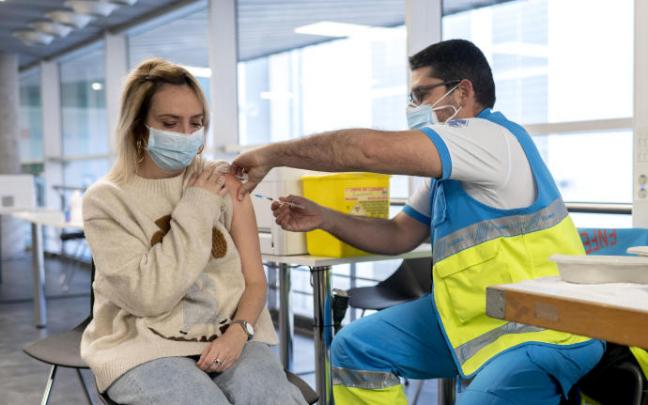 Una mujer recibe una dosis de la vacuna. Una mujer recibe una dosis de la vacuna.