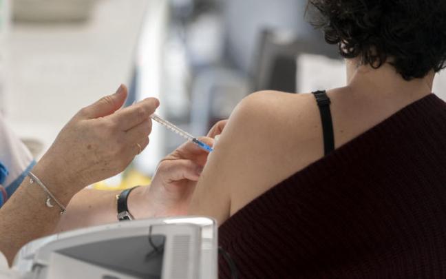 Una mujer recibe una dosis de la vacuna contra el coronavirus. Una mujer recibe una dosis de la vacuna contra el coronavirus.
