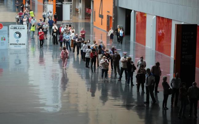 Euskadi continúa su calendario de vacunación en el BEC de Barakaldo.