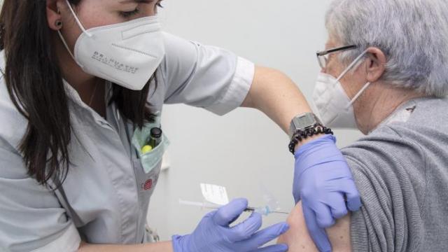 Las personas mayores que viven en residencias podrían recibir la tercera dosis a partir del 4 de octubre. Las personas mayores que viven en residencias podrían recibir la tercera dosis a partir del 4 de octubre.