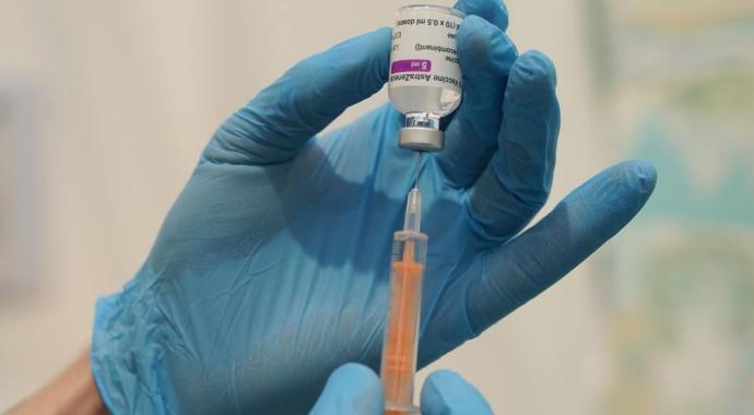 Un sanitario preparando una dosis de la vacuna contra la Covid