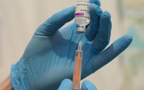 Un sanitario preparando una dosis de la vacuna contra la Covid