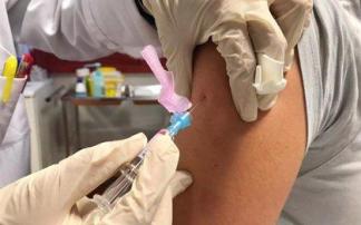 Una enfermera administra una vacuna