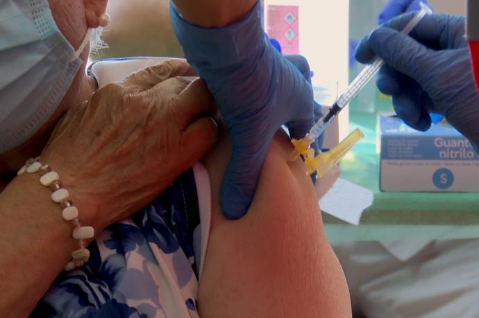 Una anciana recibe una dosis de la vacuna.