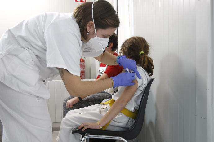 Una niña recibe una dosis de la vacuna.