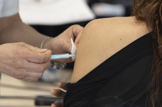 Una mujer recibe una dosis de la vacuna contra el coronavirus.